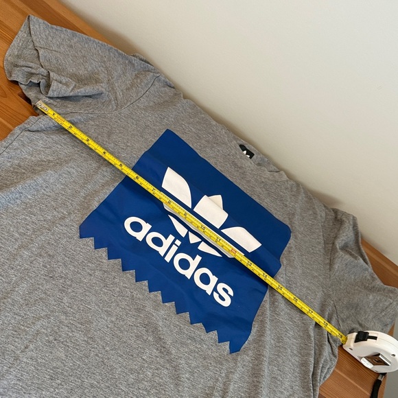 Adidas logo T-shirt size medium - Picture 6 of 7